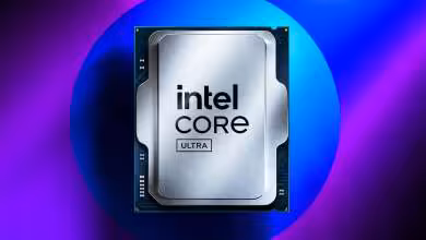 Processeur Intel Core Ultra vu de face, avec dissipateur métallique et substrat bleu foncé visible