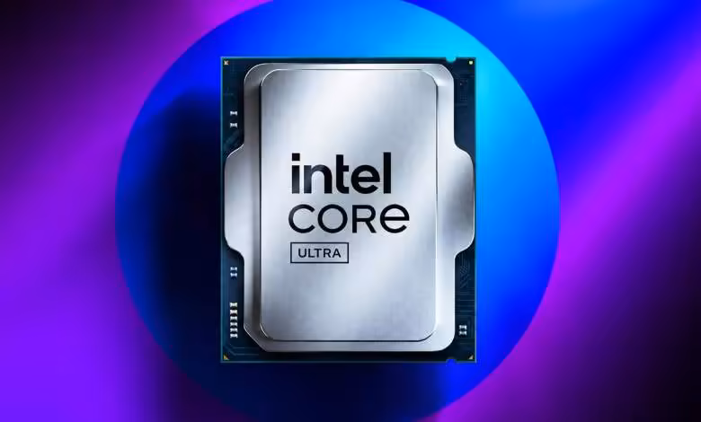 Intel Nova Lake : les modèles BFC à double tuile réservés à quelques testeurs 1 Processeur Intel Core Ultra vu de face, avec dissipateur métallique et substrat bleu foncé visible