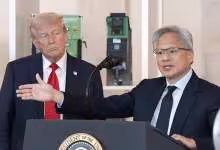 Jensen Huang, PDG de Nvidia, s’exprime au pupitre présidentiel aux côtés de Donald Trump