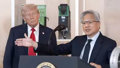 Jensen Huang, PDG de Nvidia, s’exprime au pupitre présidentiel aux côtés de Donald Trump