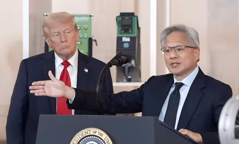 Jensen Huang décoré par Trump, Nvidia engage 1 milliard de dollars pour la science 1 Jensen Huang, PDG de Nvidia, s’exprime au pupitre présidentiel aux côtés de Donald Trump
