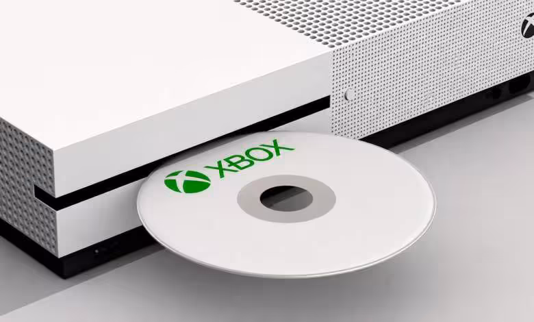 Jeux physiques Xbox : une offre d’emploi entretient leur avenir chez Microsoft 1 Console Xbox One S blanche avec disque physique Xbox posé devant le lecteur