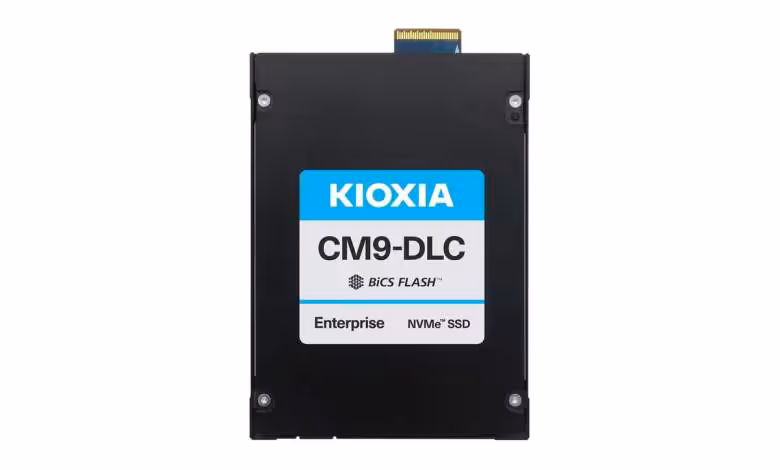 Kioxia CM9-DLC : des SSD PCIe 5.0 de 30,72 To refroidis directement par liquide 1 SSD entreprise Kioxia CM9-DLC NVMe BiCS FLASH au format 2,5 pouces avec connecteur PCIe 5.0 visible