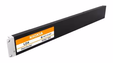 SSD Kioxia LD4 E1.L NVMe QLC pour datacenter, avec long dissipateur thermique noir et étiquette orange