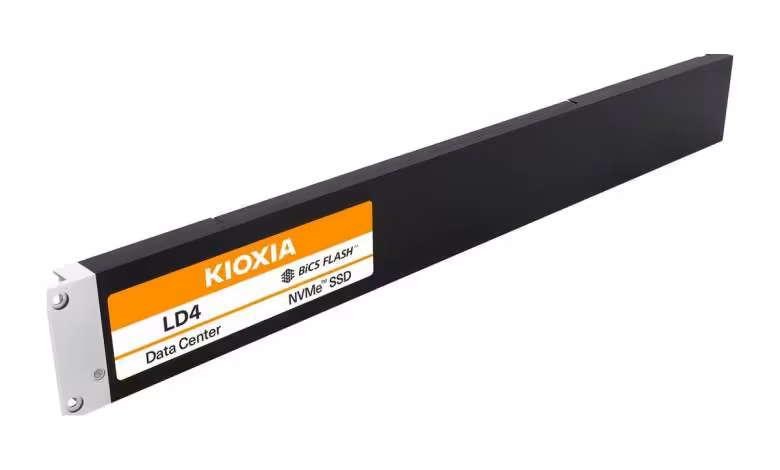 Kioxia LD4 : un SSD E1.L QLC pouvant atteindre une capacité record de 122,88 To 1 SSD Kioxia LD4 E1.L NVMe QLC pour datacenter, avec long dissipateur thermique noir et étiquette orange