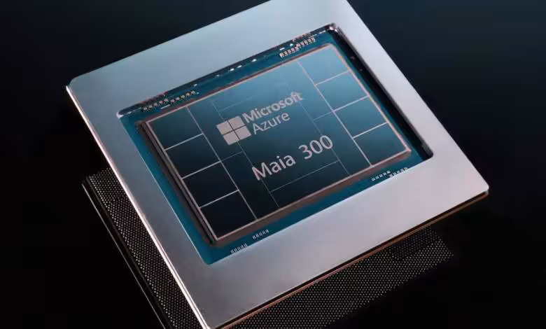 Maia 300 : Microsoft prépare son accélérateur IA de 950 W pour Azure Cloud 1 Puce accélératrice IA Microsoft Azure Maia 300 avec die bleu apparent et substrat métallique carré