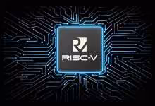 Puce RISC-V stylisée au centre d’un circuit imprimé noir aux connexions bleues lumineuses