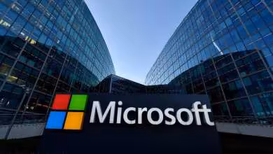 Logo Microsoft devant le siège vitré de l’entreprise à Redmond