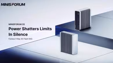 NAS Minisforum S5 sans ventilateur avec boîtier aluminium nervuré, présenté en noir et argent pour cinq SSD NVMe