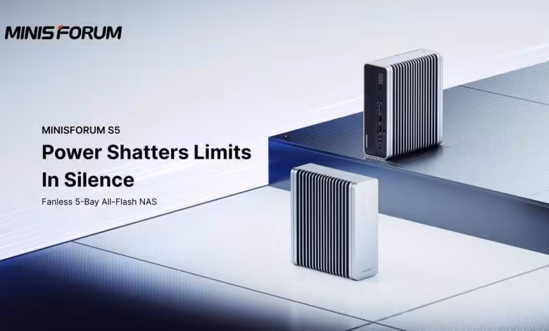 Minisforum S5 : cinq SSD NVMe, réseau 10 GbE et refroidissement entièrement passif 1 NAS Minisforum S5 sans ventilateur avec boîtier aluminium nervuré, présenté en noir et argent pour cinq SSD NVMe
