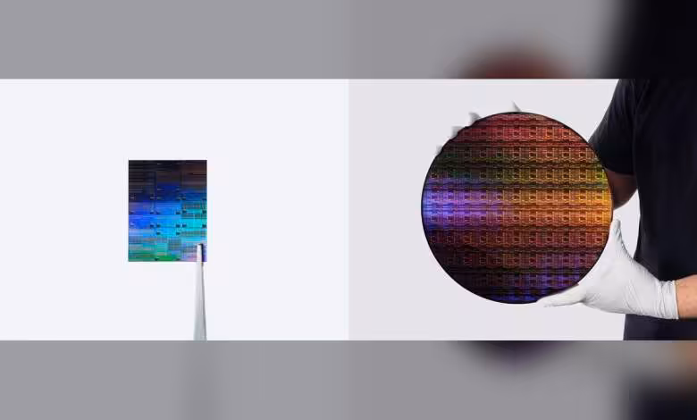 Nanostack : IBM s’allie à Siemens pour préparer ses transistors 3D à 7 angströms 1 Employé IBM tenant une tranche de silicium colorée à côté d’un équipement de fabrication de puces