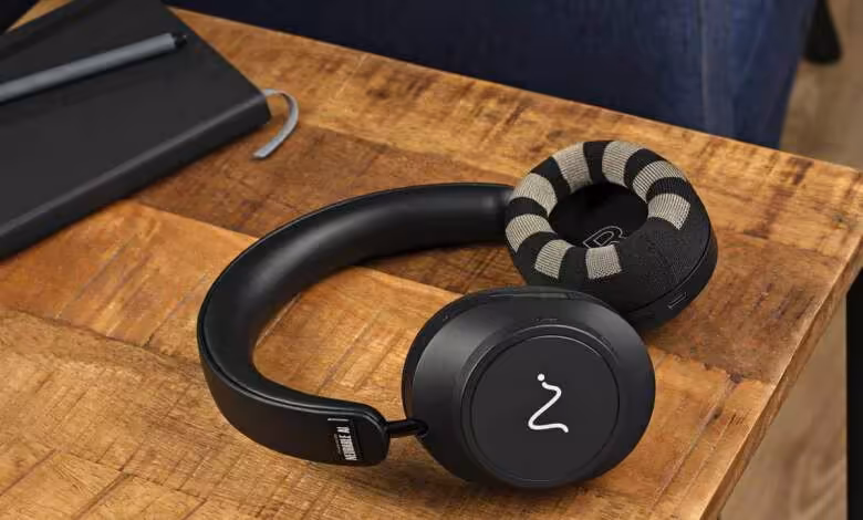 Neurable One : un casque EEG à 12 capteurs pour suivre l’activité cérébrale 1 Casque EEG Neurable One noir posé sur un bureau en bois près d’un ordinateur portable