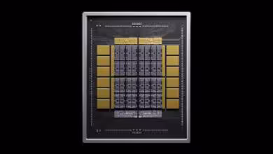 Rendu d’une puce Samsung NVHBM avec matrice centrale et blocs mémoire dorés sur fond noir