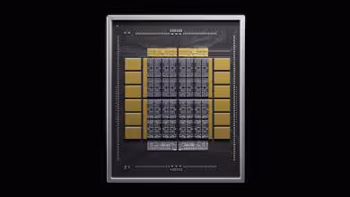 Schéma d’un packaging NVIDIA NVHBM montrant puce centrale entourée de piles mémoire HBM dorées