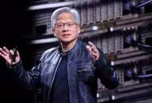 Jensen Huang, PDG de NVIDIA, présente devant des serveurs de calcul lors d’une conférence