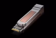 Module optique NVIDIA USFP gris avec connecteur électrique et surface cuivrée sur fond noir
