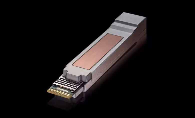 NVIDIA USFP : 12,8 Tb/s dans un module optique au format proche de l’OSFP 1 Module optique NVIDIA USFP gris avec connecteur électrique et surface cuivrée sur fond noir
