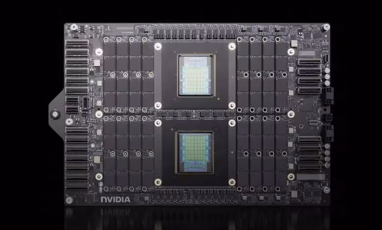 Carte serveur NVIDIA Vera avec deux processeurs et rangées de modules mémoire sur fond noir