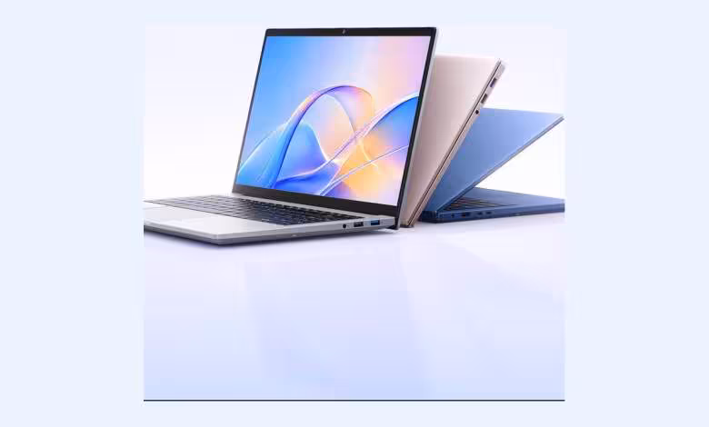 ORICO Obook 15 : un premier PC portable Ryzen 7 6800H proposé dès 689,99 dollars 1 Trois ordinateurs portables ORICO Obook 15 ouverts et fermés, coloris argent, rose et bleu