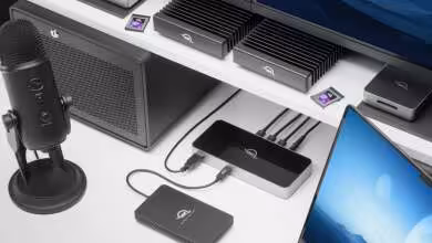 Station d’accueil OWC avec plusieurs SSD et boîtiers de stockage externes connectés sur bureau Mac