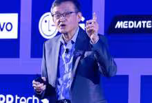 Dirigeant MediaTek sur scène devant les logos Lenovo, LG et MediaTek lors d'une conférence technologique
