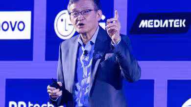 Dirigeant MediaTek sur scène devant les logos Lenovo, LG et MediaTek lors d'une conférence technologique