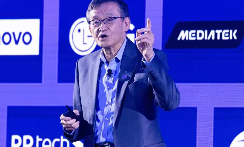 Pénurie de hardware IA : Intel prévoit encore deux à trois années sous tension 1 Dirigeant MediaTek sur scène devant les logos Lenovo, LG et MediaTek lors d'une conférence technologique