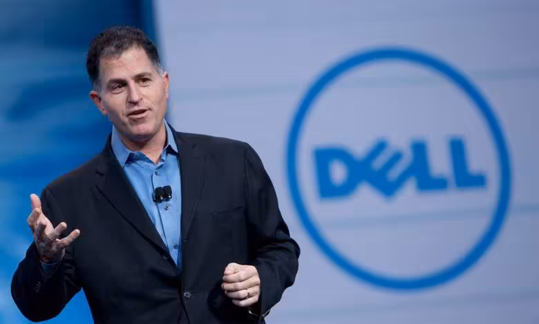 Pénurie de mémoire : Michael Dell redoute une aggravation majeure dès 2027 1 Michael Dell en costume lors d’une conférence, devant le logo Dell affiché sur grand écran
