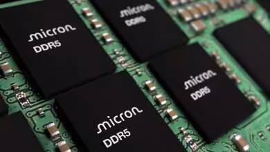 Gros plan de puces mémoire Micron DDR5 montées sur un circuit imprimé vert