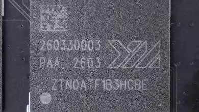 Gros plan d’une puce mémoire NAND flash YMTC marquée 260330003 sur circuit imprimé