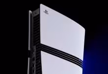 Console PlayStation 5 blanche Sony photographiée en gros plan sur fond noir bleuté