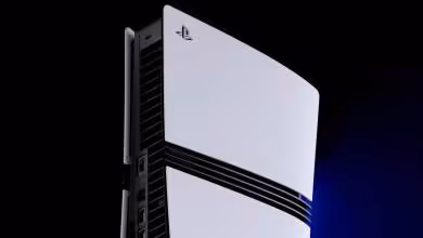 Console PlayStation 5 blanche Sony photographiée en gros plan sur fond noir bleuté