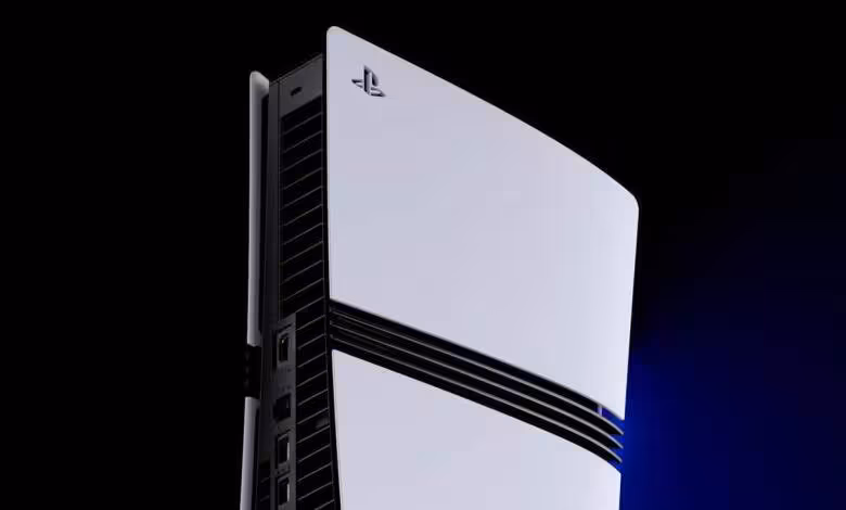 PlayStation 6 : Sony prépare une génération d’images prédictive pour réduire la latence 1 Console PlayStation 5 blanche Sony photographiée en gros plan sur fond noir bleuté