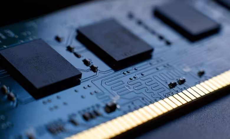 Prix DDR4 : une hausse de 24 % en trois mois, la pénurie pourrait durer jusqu’en 2029 1 Gros plan d’une barrette de mémoire RAM avec puces noires et connecteurs dorés