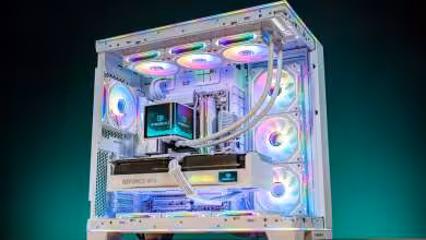 PC gaming blanc vitré avec carte graphique GeForce RTX, watercooling et ventilateurs RGB multicolores