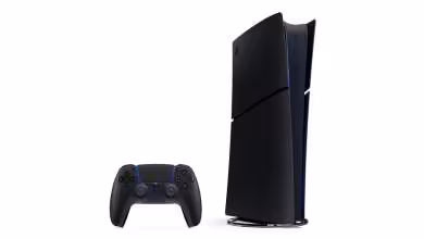 Console Sony PlayStation 5 Midnight Black verticale avec manette DualSense noire sur fond blanc