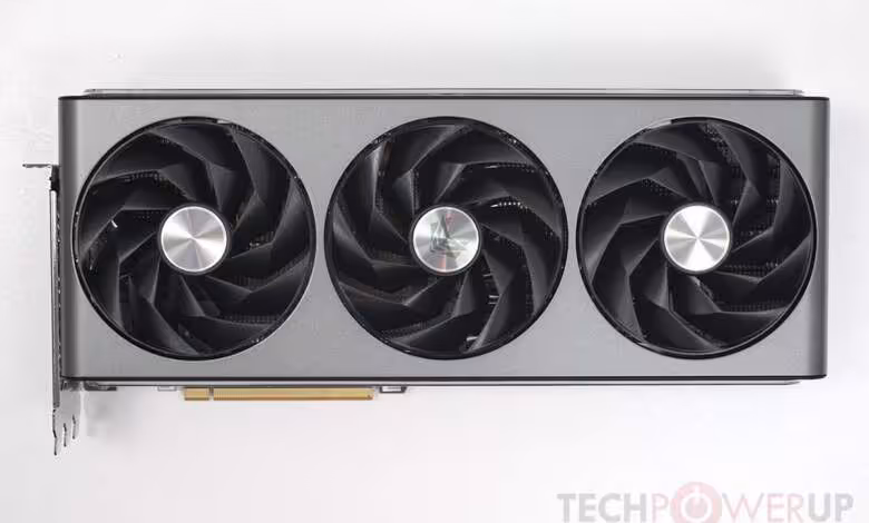 Radeon RX 7000 : AMD confirme un correctif vBIOS contre plusieurs vulnérabilités 1 Carte graphique AMD Radeon RX 7000 de référence avec trois ventilateurs, photographiée sur fond blanc