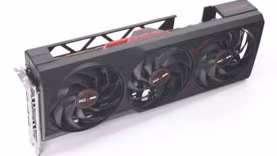 Carte graphique Sapphire Radeon RX 7000 noire avec refroidissement triple ventilateur et backplate ajourée métallique