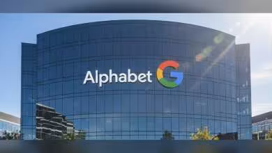 Façade vitrée du siège d’Alphabet avec logo Google multicolore, photographiée en extérieur sous le soleil