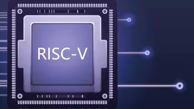 Illustration d’une puce processeur RISC-V violette avec broches visibles et connexions électroniques lumineuses
