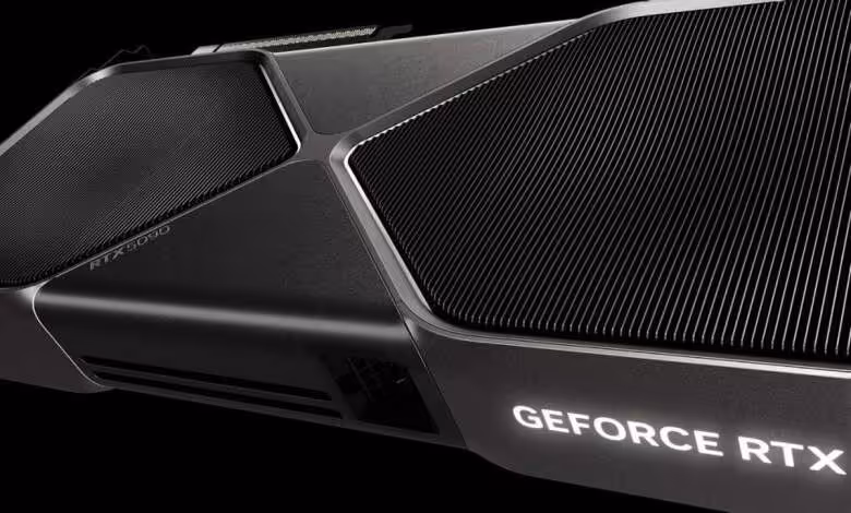 RTX 5090 : Micro Center la retire de son catalogue, les rumeurs d'arrêt s'intensifient 1 Gros plan d’une carte graphique NVIDIA GeForce RTX, avec carénage noir et inscription lumineuse GeForce RTX