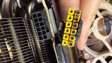 Connecteurs d’alimentation 16 broches d’une carte graphique MSI RTX 5090, dont adaptateur jaune et noir brûlé