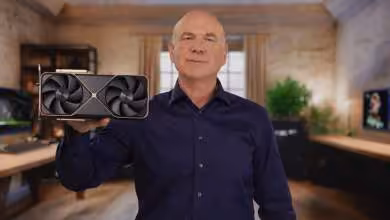 Jensen Huang présente une carte graphique NVIDIA GeForce RTX 5090 Founders Edition à double ventilateur noir