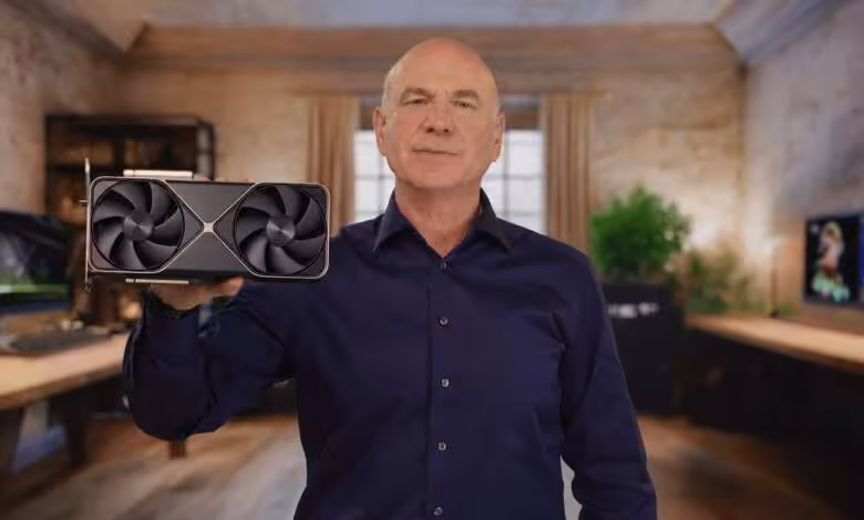 RTX 5090 : NVIDIA dément l'arrêt de son fleuron malgré de fortes pénuries 1 Jensen Huang présente une carte graphique NVIDIA GeForce RTX 5090 Founders Edition à double ventilateur noir