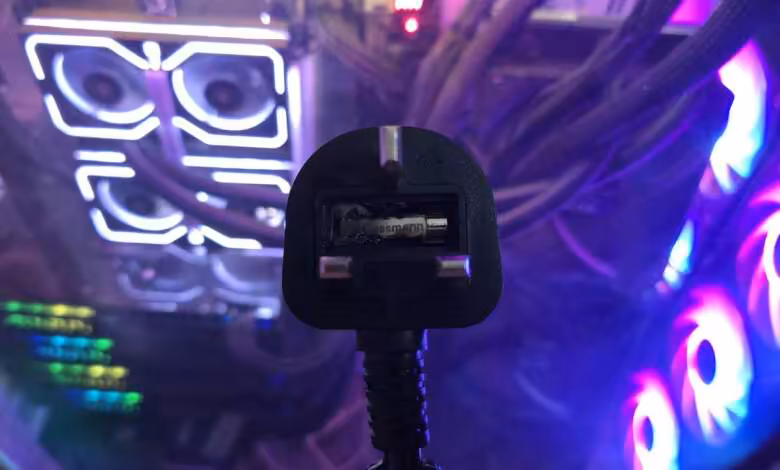 RTX 5090 : un PC équipé de quatre cartes fait fondre sa prise secteur de 13 A 1 RTX 5090 : un PC équipé de quatre cartes fait fondre sa prise secteur de 13 A
