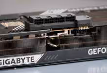 RTX 5090 : un mod à quatre connecteurs 8 broches réduit de moitié le courant