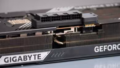 RTX 5090 : un mod à quatre connecteurs 8 broches réduit de moitié le courant