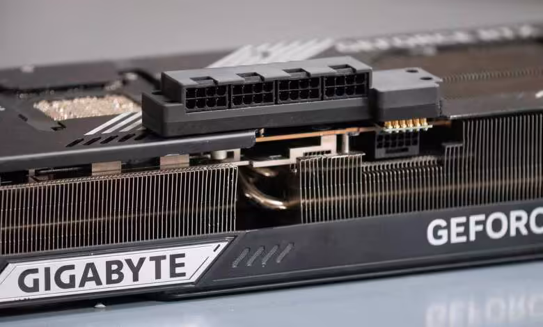 RTX 5090 : un mod à quatre connecteurs 8 broches réduit de moitié le courant