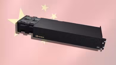 Carte graphique NVIDIA RTX PRO 5500 noire à refroidissement passif, devant un drapeau chinois stylisé