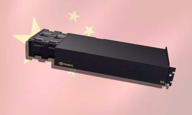 RTX PRO 5500 : les géants chinois commandent pour 35 milliards de dollars 1 Carte graphique NVIDIA RTX PRO 5500 noire à refroidissement passif, devant un drapeau chinois stylisé
